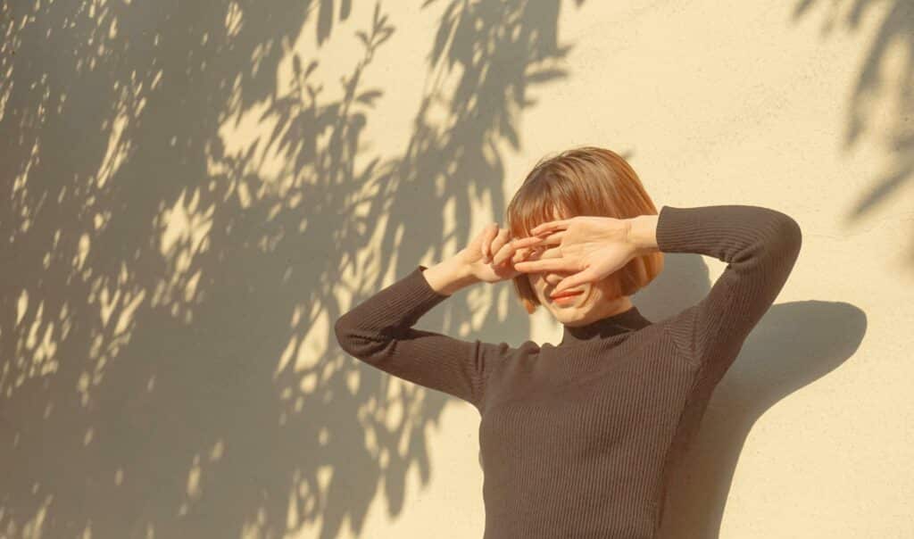 Eviter les coups de soleil - femme se protégeant les yeux